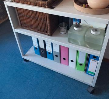 Kast ..op Wieltjes.......als nieuw  beschikbaar voor biedingen