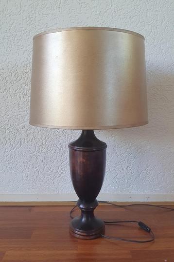 Klassieke en elegante tafellamp beschikbaar voor biedingen