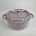 Staub Cocotte 24 cm in Kersenbloesem, Huis en Inrichting, Keuken | Potten en Pannen, Ophalen, Gietijzer, Nieuw, Keramische plaat