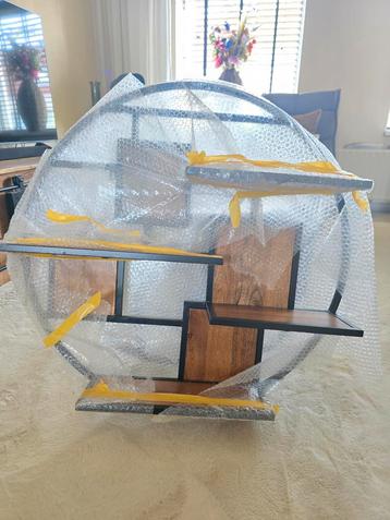 Wandkast met uniek design beschikbaar voor biedingen