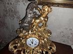 Grote vergulde pendule met gesigneerd uurwerk, Antiek en Kunst, Antiek | Klokken, Ophalen of Verzenden