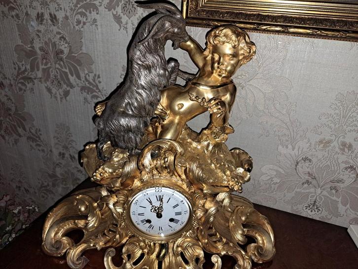 Grote vergulde pendule met gesigneerd uurwerk, Antiek en Kunst, Antiek | Klokken, Ophalen of Verzenden