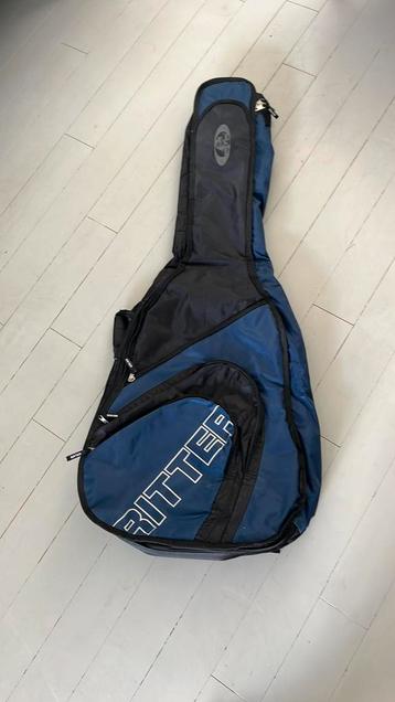 Gitaarhoes voor een akoestische gitaar, rugbanden, padding. beschikbaar voor biedingen