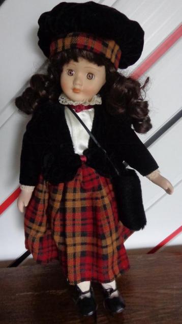 Twee poppen in geruite kleding beschikbaar voor biedingen