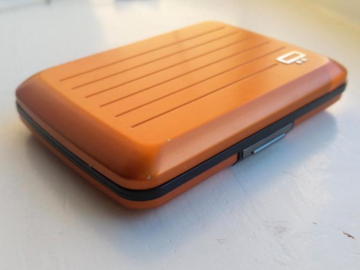 Ögon aluminium pashouder model Stockholm, Sieraden, Tassen en Uiterlijk, Portemonnees, Gebruikt, Overige merken, Oranje, Verzenden