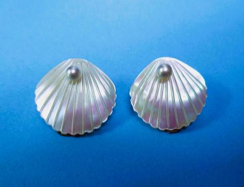 Kleine parelmoer schelpvormige oorclipjes 1 parelballetje, Sieraden, Tassen en Uiterlijk, Oorbellen, Gebruikt, Knopjes of Stekers