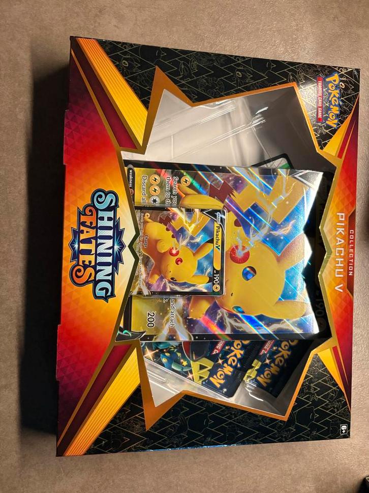 Pokémon Shining Fates Pikachu V Collection Box, Hobby en Vrije tijd, Verzamelkaartspellen | Pokémon, Nieuw, Overige typen, Foil