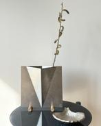 Studio Dada Geometric Steel Vase – Modernist Icon, Overige materialen, Gebruikt, Overige kleuren, Ophalen of Verzenden