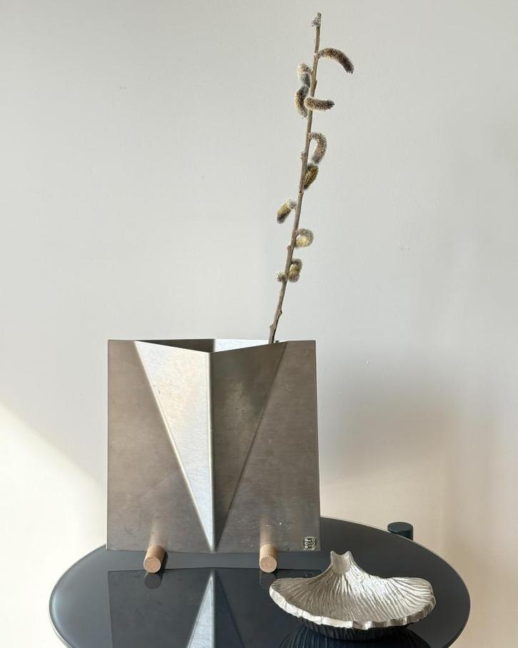 Studio Dada Geometric Steel Vase – Modernist Icon, Huis en Inrichting, Woonaccessoires | Vazen, Gebruikt, Overige kleuren, Minder dan 50 cm