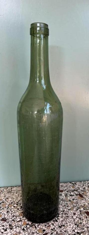 Antieke groene wijnfles uit jaren ‘30 beschikbaar voor biedingen