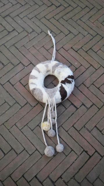 Deur krans schapenwol, gevilte wol, wollen krans met bollen beschikbaar voor biedingen