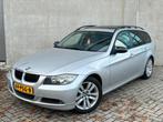 Luxe Grijze BMW 3-Serie 320i E90 Touring 150PK/PANORAMA/Navi, 13 km/l, Achterwielaandrijving, 4 cilinders, Leder