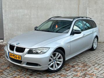 Luxe Grijze BMW 3-Serie 320i E90 Touring 150PK/PANORAMA/Navi beschikbaar voor biedingen