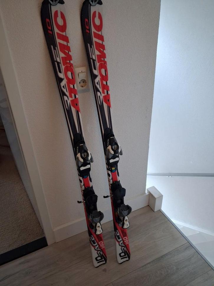 Ski's Atomic Race 10 met stokken, Sport en Fitness, Skiën en Langlaufen, Gebruikt, Ski's, Skiën, Atomic, Carve, 100 tot 140 cm