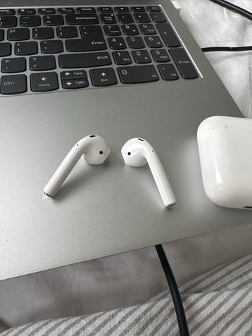 AirPods 2 - Gebruikt beschikbaar voor biedingen