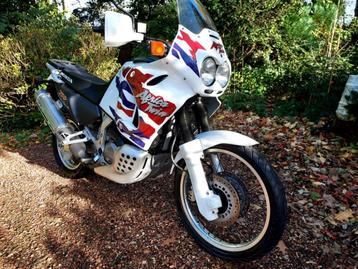 Honda XRV 750 Africa Twin bj 1998 met MAAR 39 Dkm wit-rd-bl. beschikbaar voor biedingen