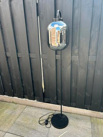 Te koop retro vloerlamp op zwarte voet beschikbaar voor biedingen