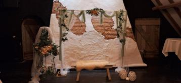 Te koop deze gouden backdrop, met witte en groene kleden beschikbaar voor biedingen