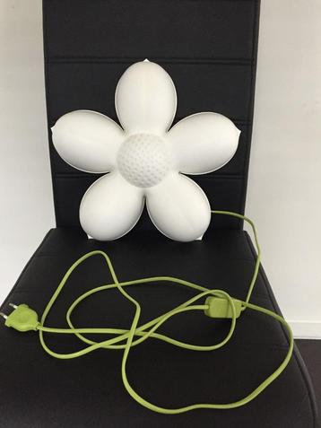 SCHITTERENDE WANDLAMP IN DE VORM VAN EEN BLOEM IN HET WIT! beschikbaar voor biedingen