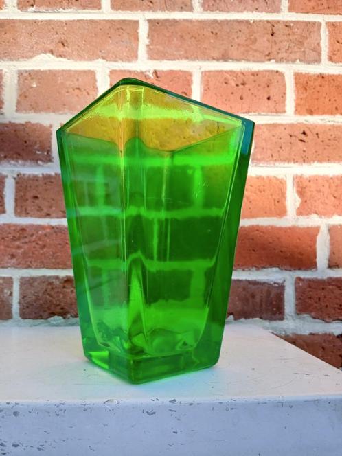Vintage groene vaas, Antiek en Kunst, Antiek | Glas en Kristal, Ophalen of Verzenden