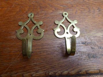 2 mooi vormgegeven messing ophanghaakjes beschikbaar voor biedingen