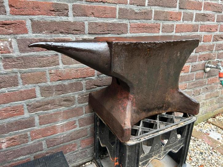 Antiek AAMBEELD.  -160 kg-, Doe-het-zelf en Verbouw, Gereedschap | Handgereedschap, Gebruikt, Ophalen