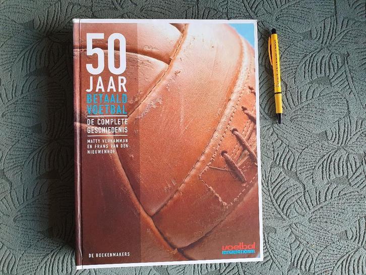 50 Jaar Betaald Voetbal de complete geschiedenis Voetbalboek, Boeken, Sportboeken, Zo goed als nieuw, Balsport, Ophalen of Verzenden
