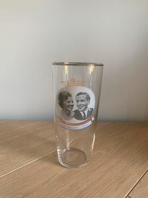 Herinneringsglas Beatrix en Claus - 10 maart 1966 -, Verzamelen, Koninklijk Huis en Royalty, Zo goed als nieuw, Servies, Ophalen