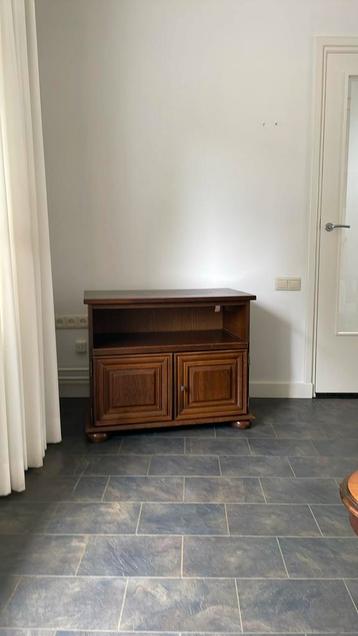 Tv-kast beschikbaar voor biedingen