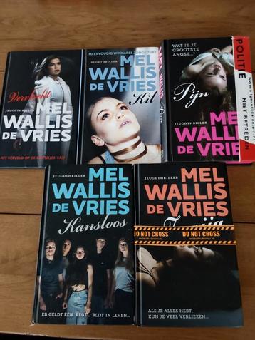 5 Mel Wallis de Vries boeken beschikbaar voor biedingen