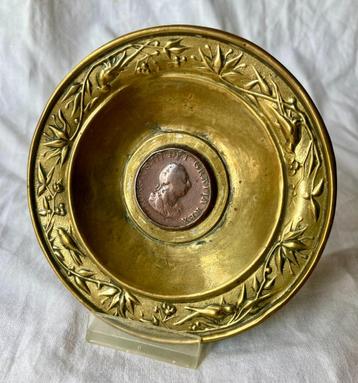 Antiek schaaltje met afbeelding van Koning George III (munt) beschikbaar voor biedingen