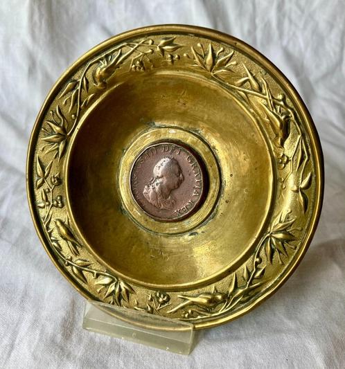 Antiek schaaltje met afbeelding van Koning George III (munt), Verzamelen, Koninklijk Huis en Royalty, Gebruikt, Servies, Buitenland