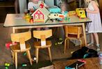 Vintage authentieke kleuterschool knutseltafel + 5 stoeltjes, Kinderen en Baby's, Kinderkamer | Tafels en Stoelen, Ophalen, Gebruikt