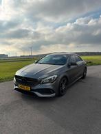 Mercedes-Benz CLA 180 AMG Line 1.6 90KW AUT PANO WRAPPED, Auto's, Zwart, 4 cilinders, 715 kg, Wit