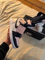 Nike Air Jordan 1 Retro High OG Atmosphere (US 8,5W / EU 40), Kleding | Dames, Schoenen, Ophalen of Verzenden, Nieuw, Sneakers of Gympen