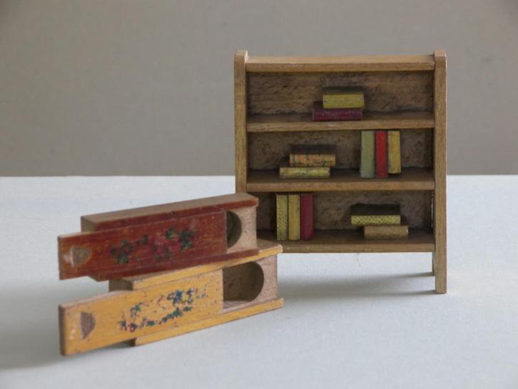 antiek speelgoed, boekenkastje en 2 griffeldoosjes, Antiek en Kunst, Antiek | Speelgoed, Ophalen of Verzenden