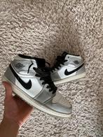Jordan 1 Mid Light Smoke Grey, Kleding | Heren, Schoenen, Overige kleuren, Nike, Ophalen of Verzenden, Sneakers of Gympen