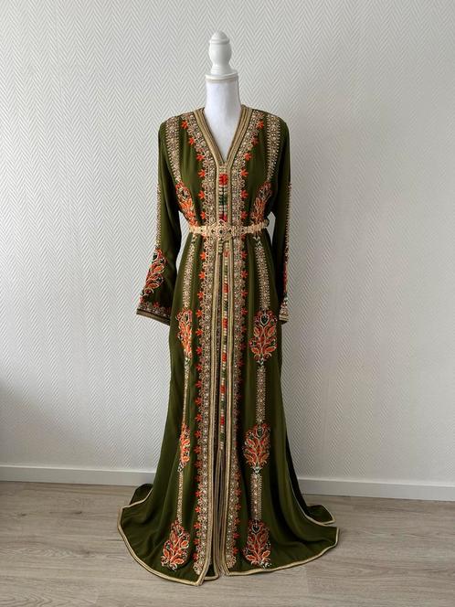 Te huur: Olijfgroene Takshita (Maat M), Kleding | Dames, Gelegenheidskleding, Gedragen, Overige typen, Maat 38/40 (M), Groen, Ophalen