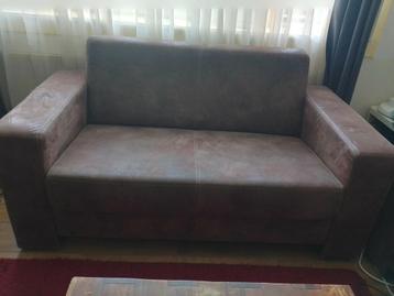 2 en 2,5 zits bruin suede bank. Rook en huisdiervrij huis