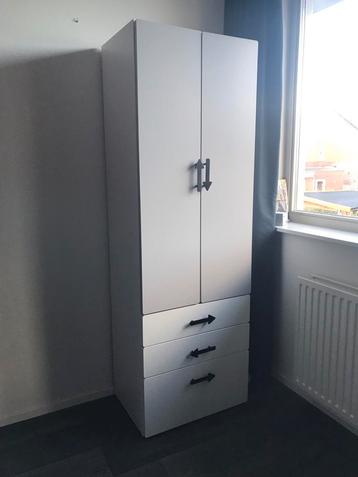 Wit/grijze kledingkast Ikea type Smastad/Platsa met lades beschikbaar voor biedingen