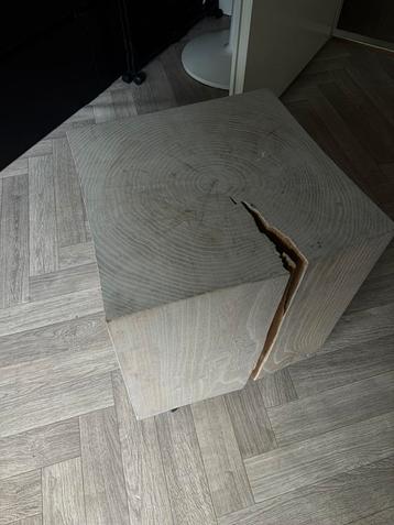 Houten tafel 45x45 beschikbaar voor biedingen