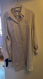 Lichtgrijs. Satijnen overhemd,  tuniek, Kleding | Dames, Blouses en Tunieken, H&M, Maat 42/44 (L), Nieuw, Ophalen of Verzenden