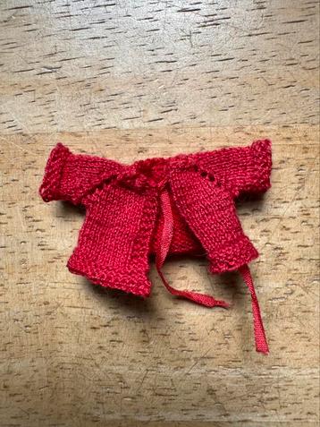 Rood gebreid vestje voor poppenhuispopje beschikbaar voor biedingen