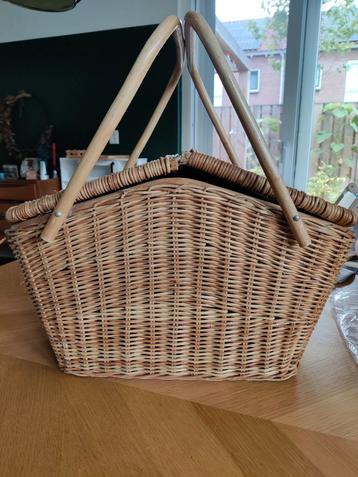 Vintage picknickmand (inc. servies en bestek voor 6 pers) beschikbaar voor biedingen