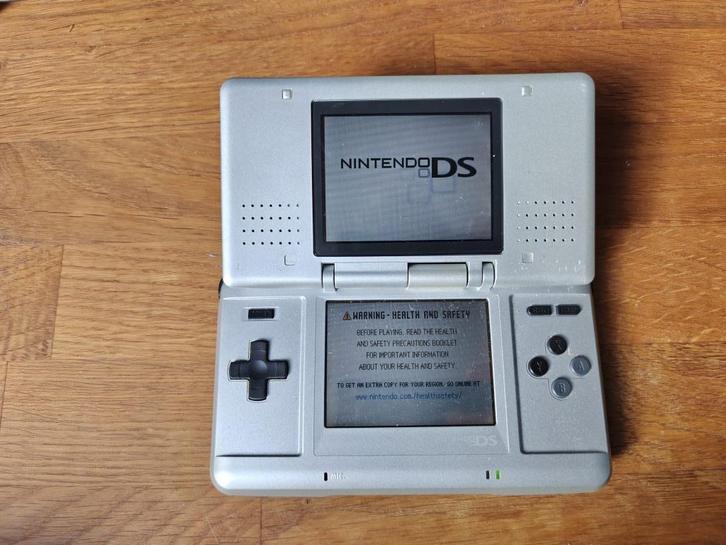 Nintendo DS - met oplader en 3 games, Spelcomputers en Games, Spelcomputers | Nintendo DS, Gebruikt, DS Original of Phat, Zilver