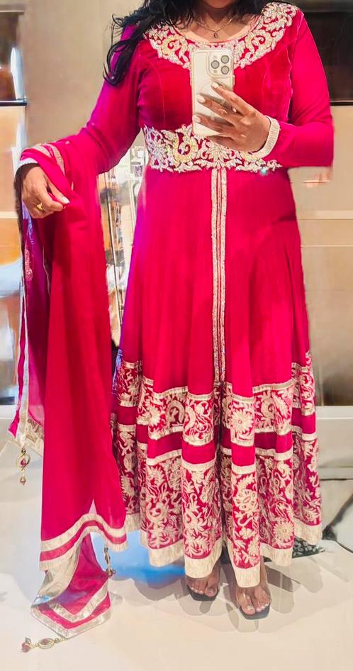 Zwaar Bewerkte Anarkali – Maat 42/44 – Velvet Fuchsia Roze, Kleding | Dames, Gelegenheidskleding, Zo goed als nieuw, Overige typen