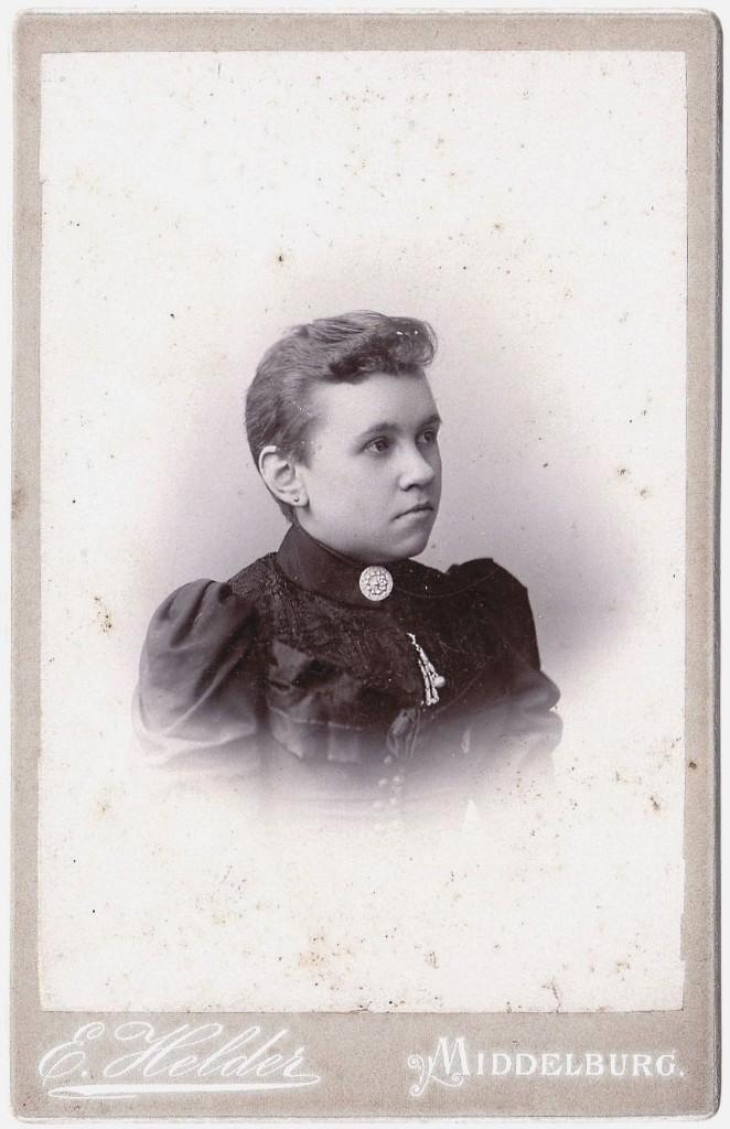 Kabinetfoto - Portret Vrouw Jurk - Foto Helder Middelburg, Verzamelen, Foto's en Prenten, Gebruikt, Foto, Overige onderwerpen