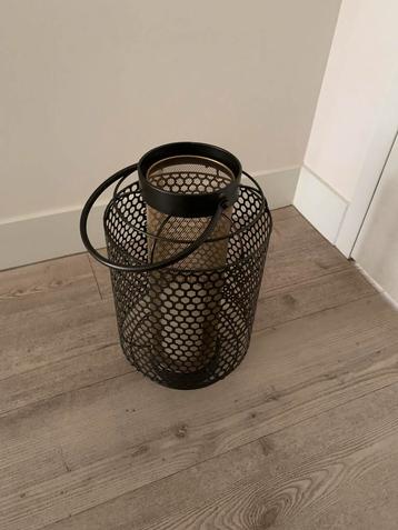 Windlicht van donkerbruin metaal beschikbaar voor biedingen