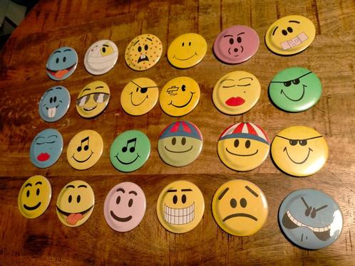 Smiley hippie 80's vintage buttons button smile gezicht, Verzamelen, Speldjes, Pins en Buttons, Gebruikt, Verzenden