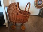Rotan poppenwagen met houten wielen, Kinderen en Baby's, Speelgoed | Poppen, Ophalen of Verzenden, Babypop
